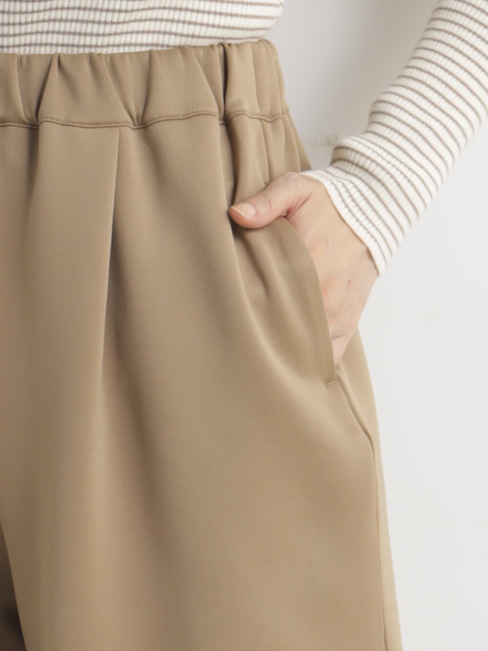 ベージュ系のシャツ/ブラウス、ブラウン系のその他パンツ、ベージュ系のニット/セーターを着用したレディースの冬コーディネートの5枚目の写真