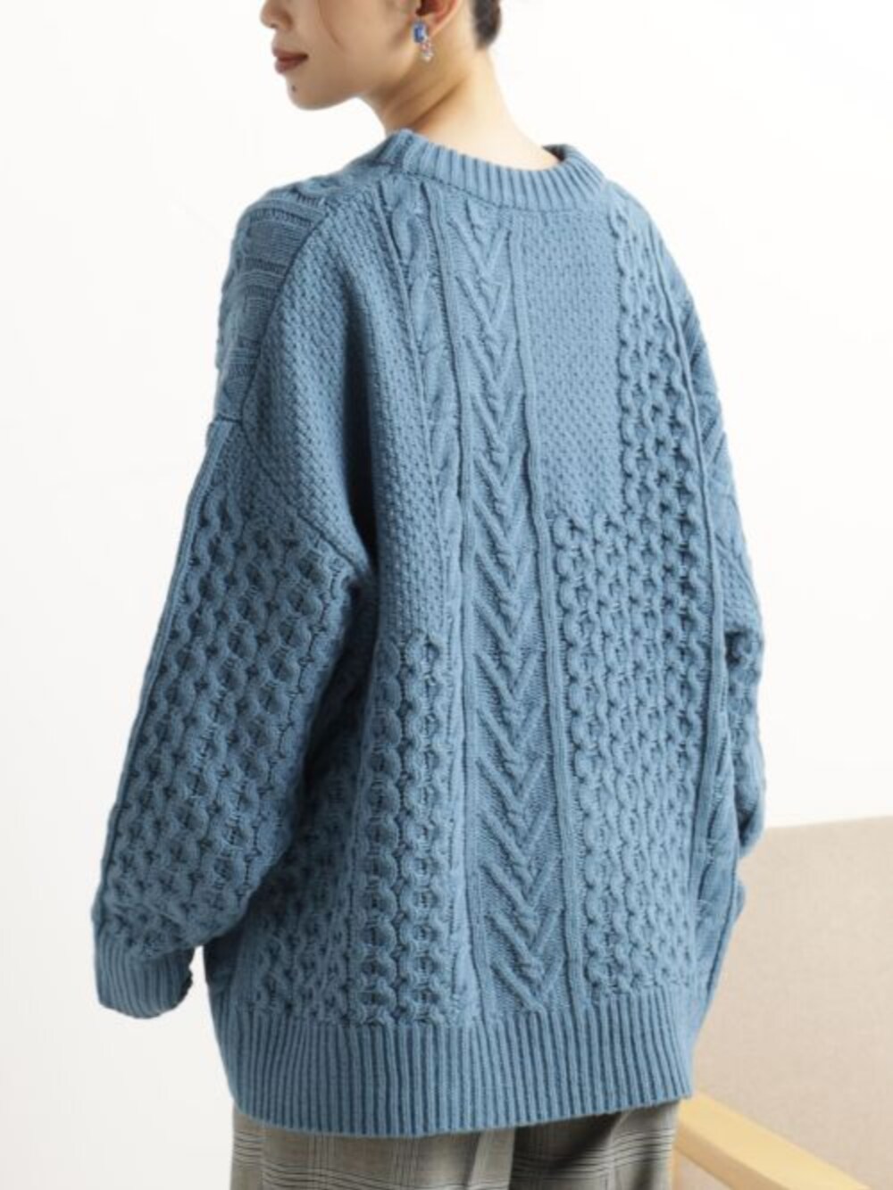 グレー系のボストンバッグ、ブルー系のニット/セーター、ブルー系のその他パンツを着用したレディースの冬コーディネートの3枚目の写真