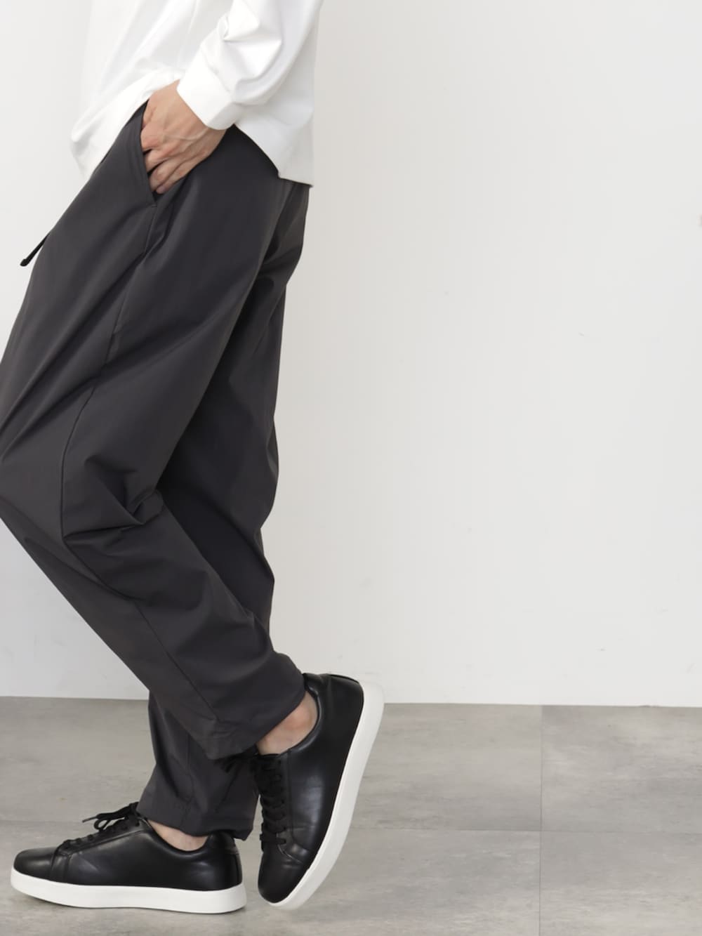 ホワイト系のTシャツ/カットソー、グレー系のその他パンツを着用したメンズの秋コーディネートの2枚目の写真