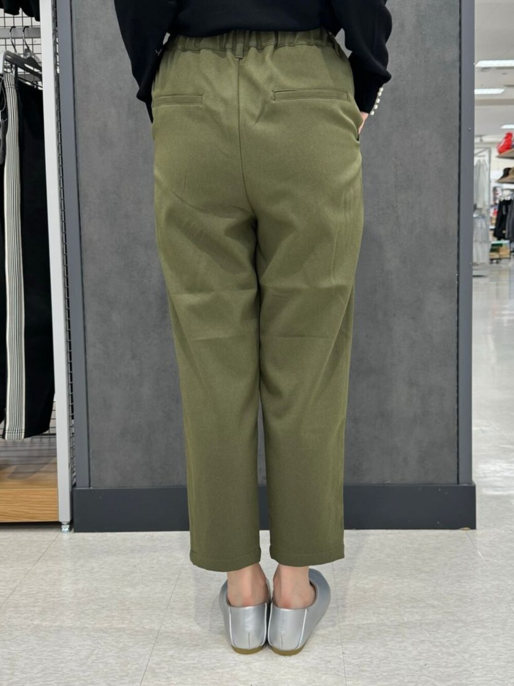 ブラック系のニット/セーター、グリーン系のその他パンツ、グレー系のパンプスを着用したレディースの秋コーディネートの3枚目の写真