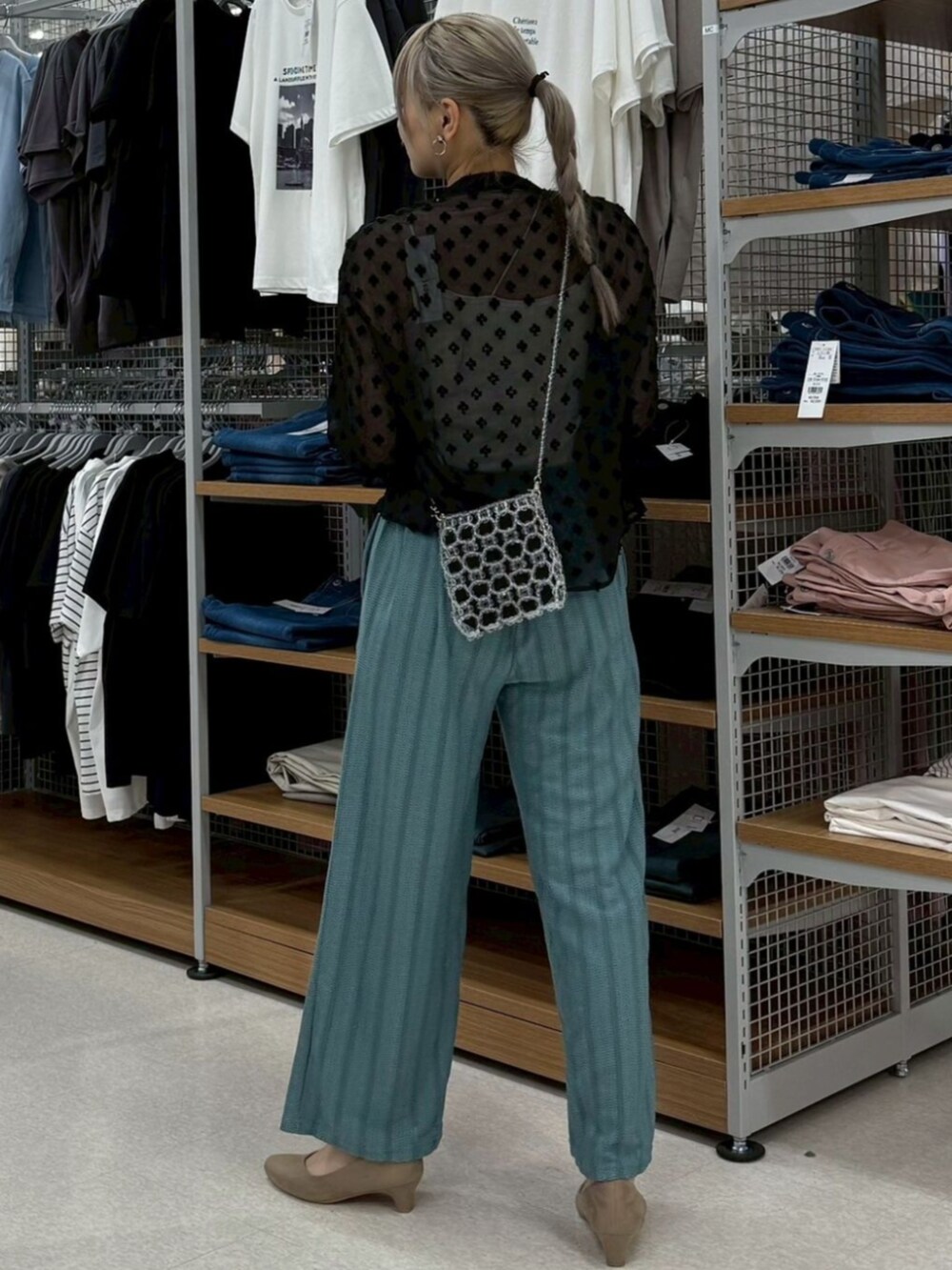 グリーン系のその他パンツを着用したレディースの秋コーディネートの3枚目の写真