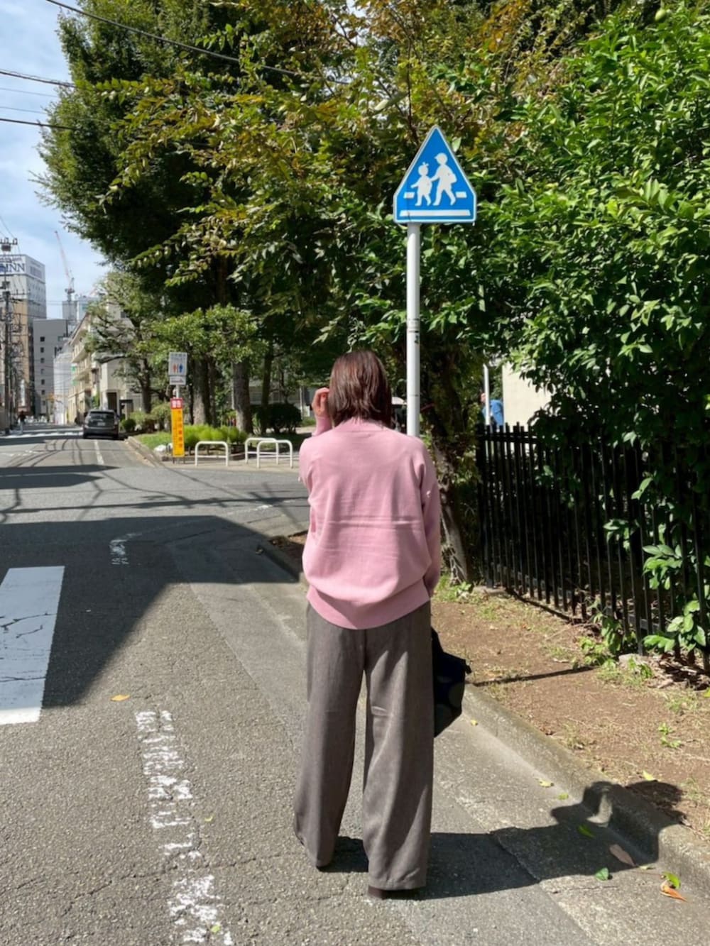 ピンク系のニット/セーターを着用したレディースの秋コーディネートの3枚目の写真