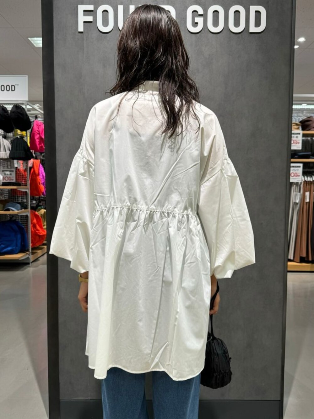 ホワイト系のシャツ/ブラウスを着用したレディースの秋コーディネートの3枚目の写真