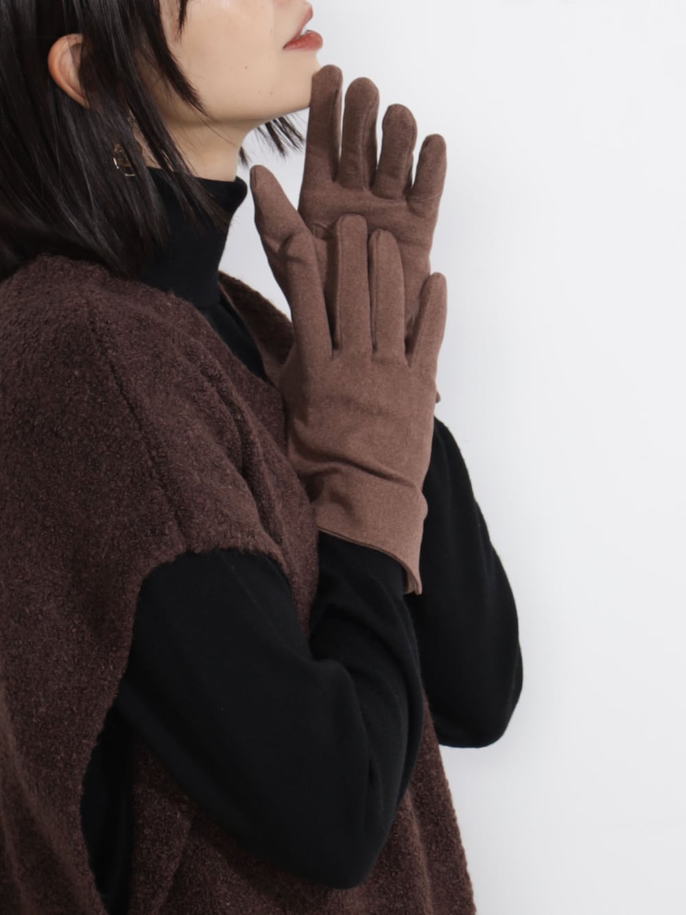 ブラウン系のニット/セーター、ブラウン系の手袋を着用したレディースの秋コーディネートの3枚目の写真