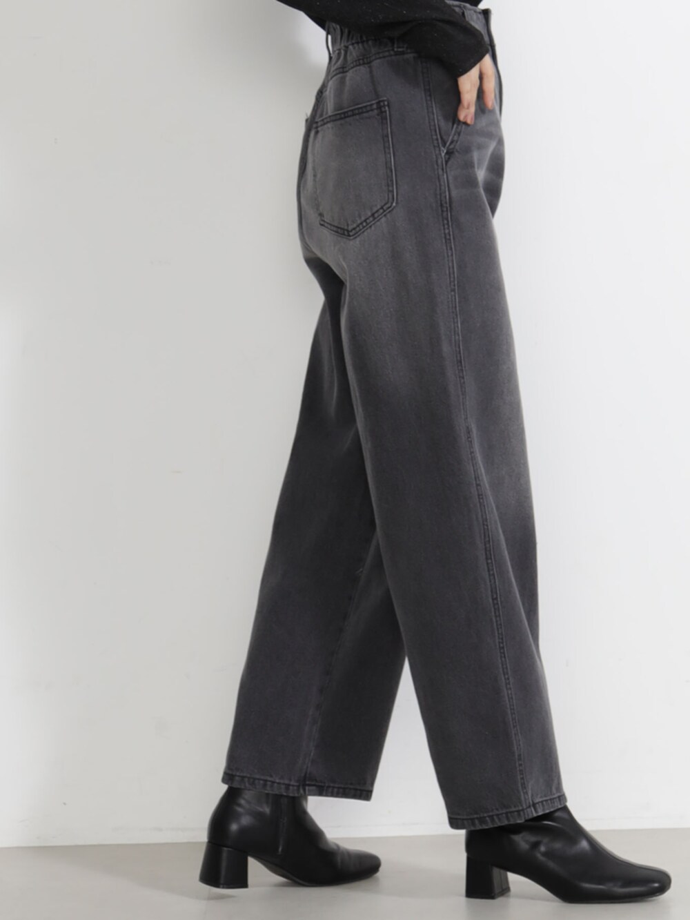 ブラック系のTシャツ/カットソー、ブルー系のデニムパンツを着用したレディースの秋コーディネートの3枚目の写真