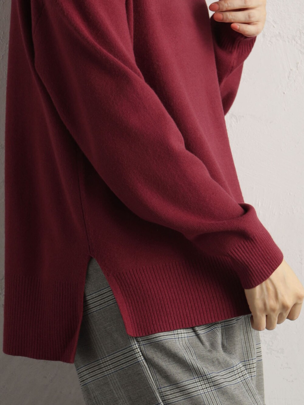 ブルー系のその他パンツ、レッド系のニット/セーターを着用したレディースの冬コーディネートの3枚目の写真