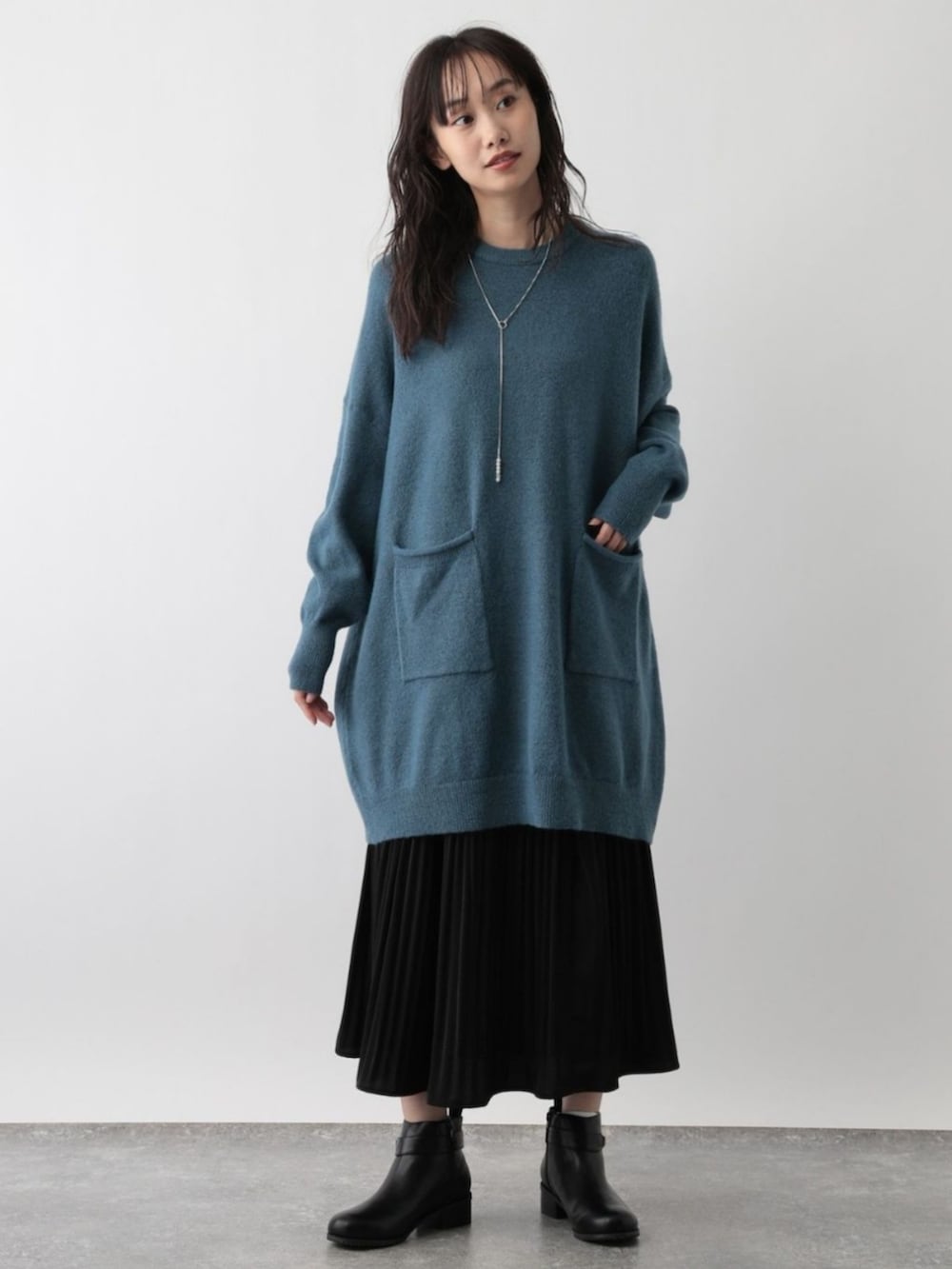 ブルー系のニット/セーターを着用したレディースの秋コーディネートの2枚目の写真