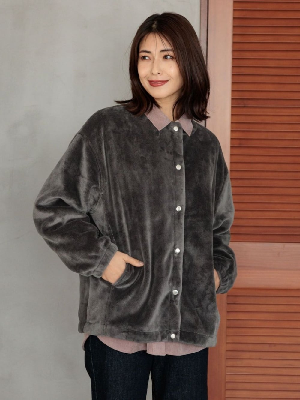 グレー系のブルゾンを着用したレディースの冬コーディネートの2枚目の写真