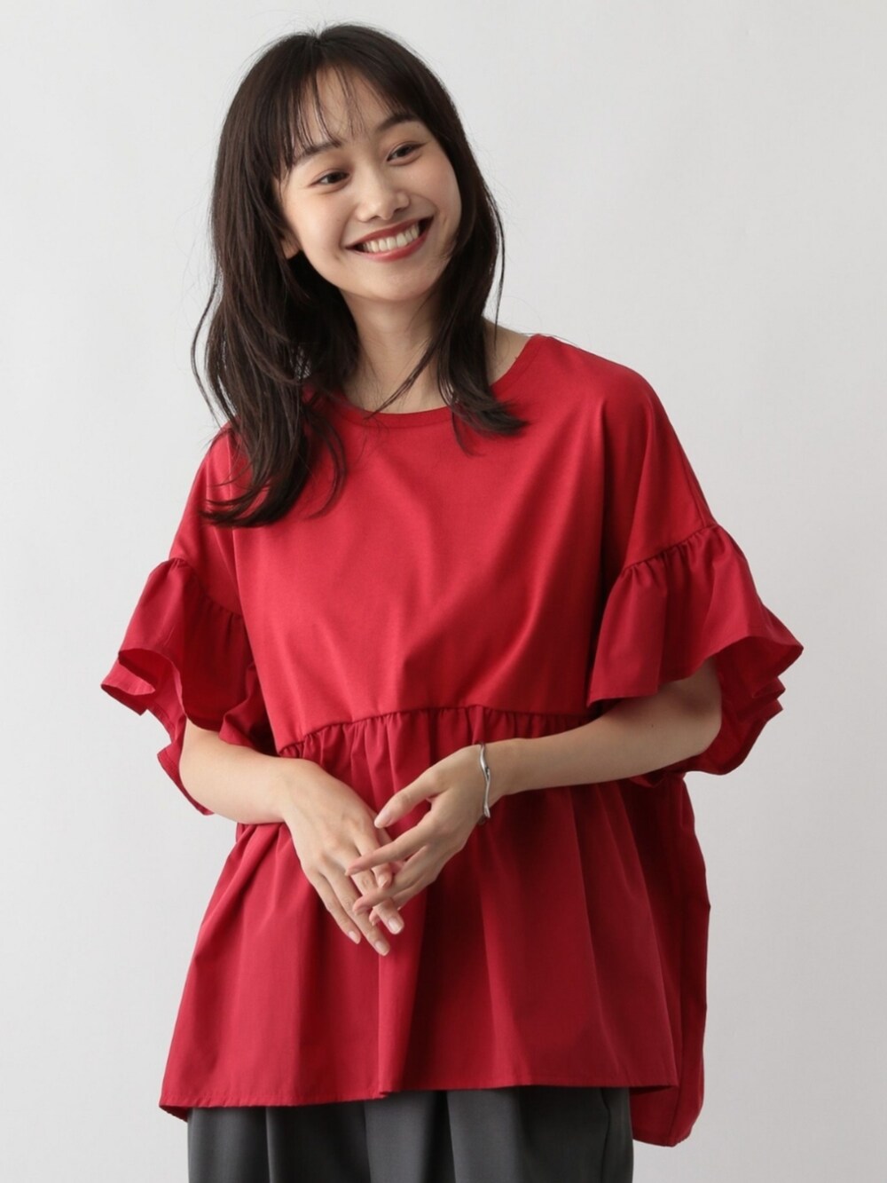 ホワイト系のTシャツ/カットソーを着用したレディースの夏コーディネートの2枚目の写真