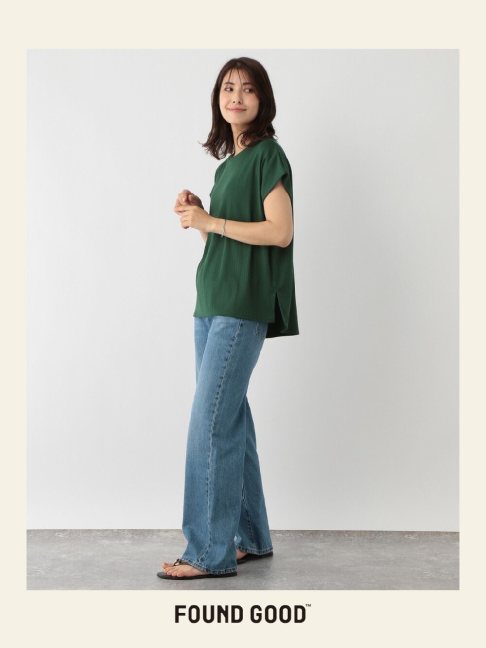 グリーン系のTシャツ/カットソーを着用したレディースの夏コーディネートの2枚目の写真