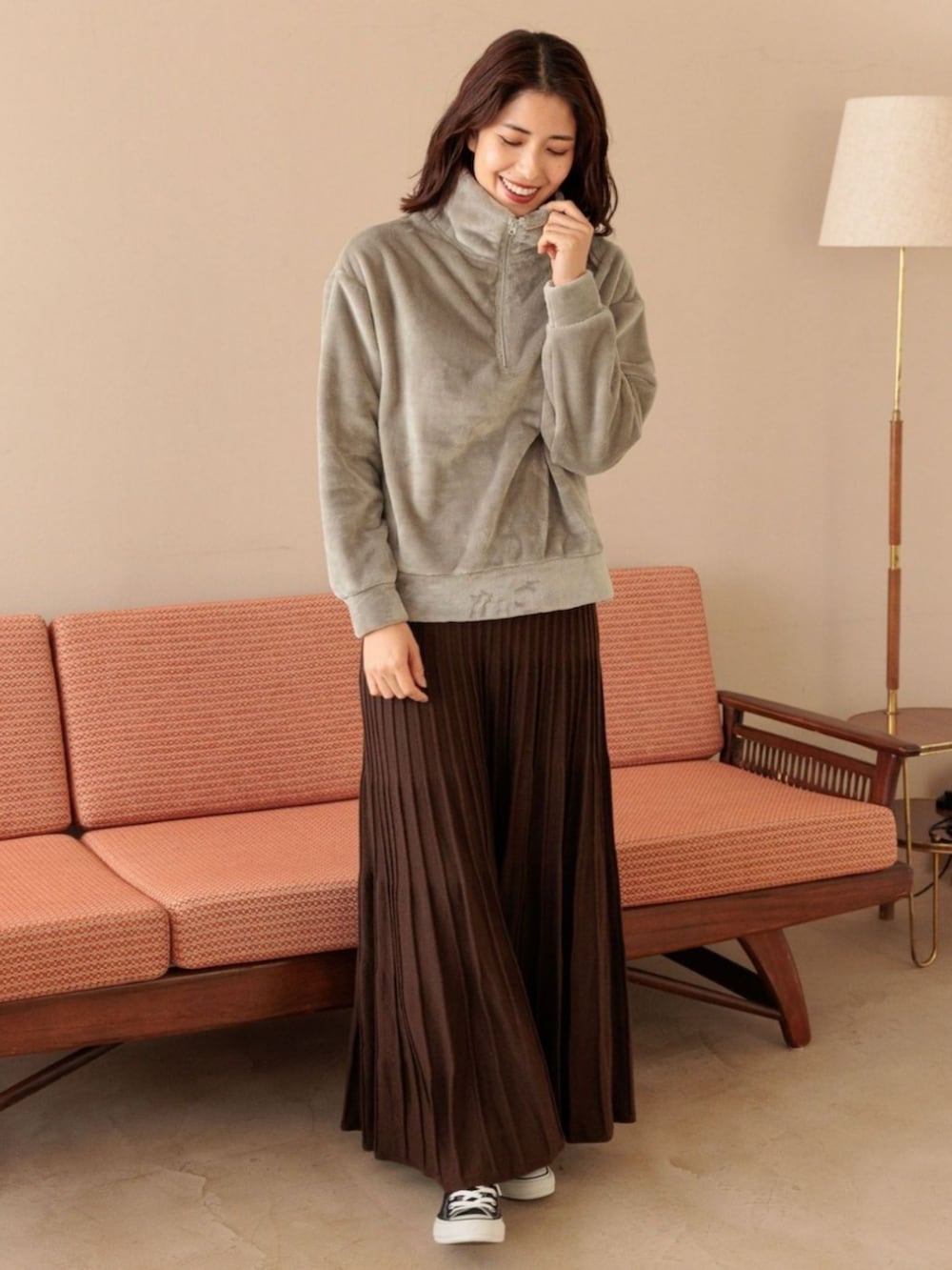 ベージュ系のその他トップスを着用したレディースの冬コーディネートの2枚目の写真