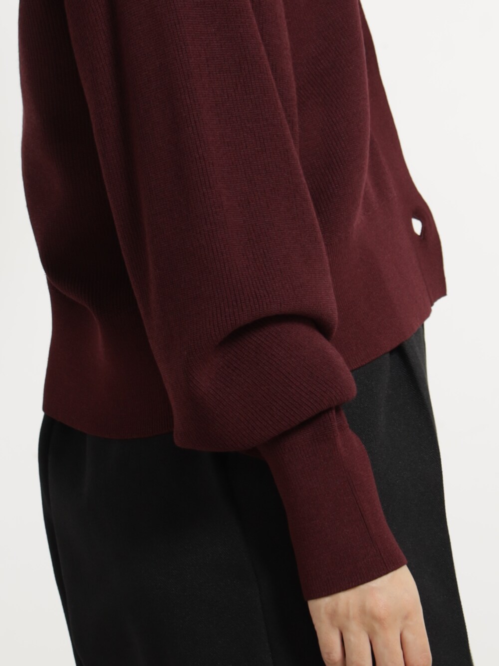 ブラック系のその他パンツ、レッド系のカーディガン/ボレロを着用したレディースの秋コーディネートの3枚目の写真