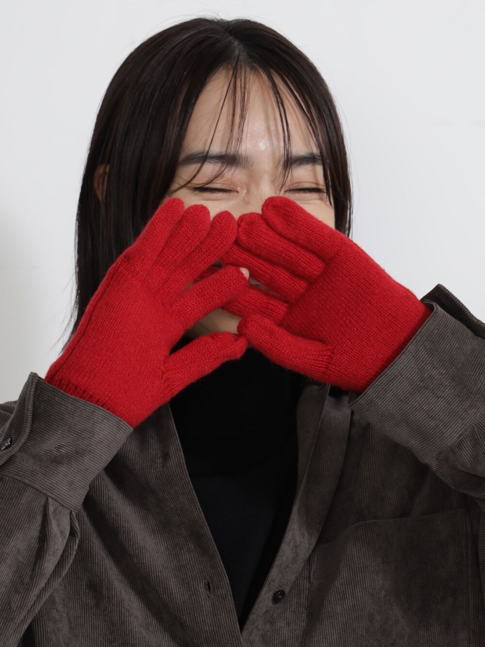 ブラウン系のシャツ/ブラウス、レッド系の手袋を着用したレディースの冬コーディネートの2枚目の写真