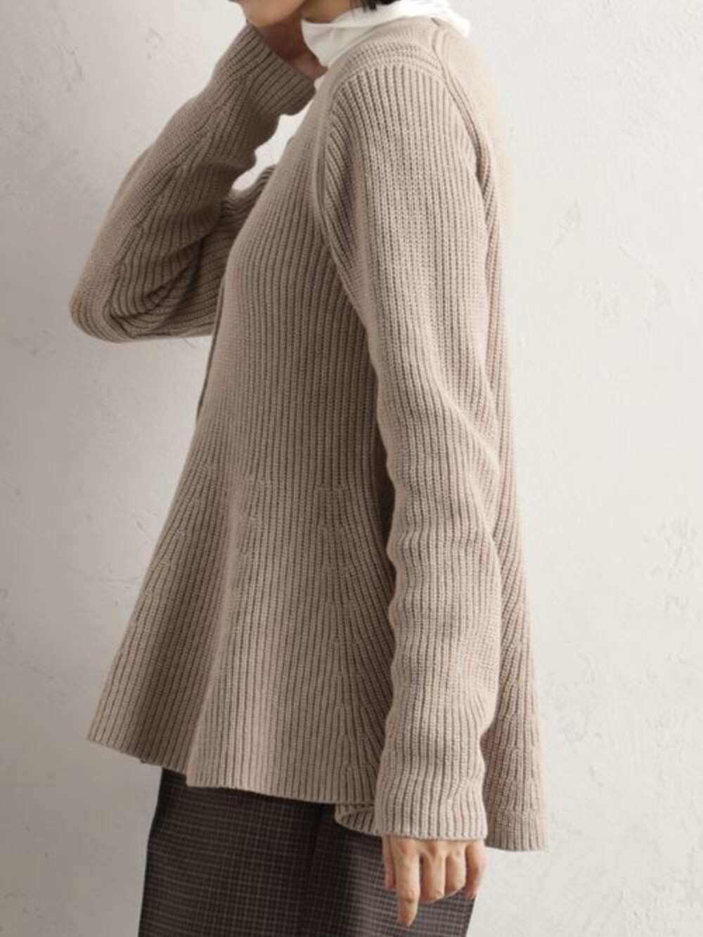 ブラウン系のその他パンツ、ピンク系のショルダーバッグ、ベージュ系のカーディガン/ボレロを着用したレディースの冬コーディネートの3枚目の写真