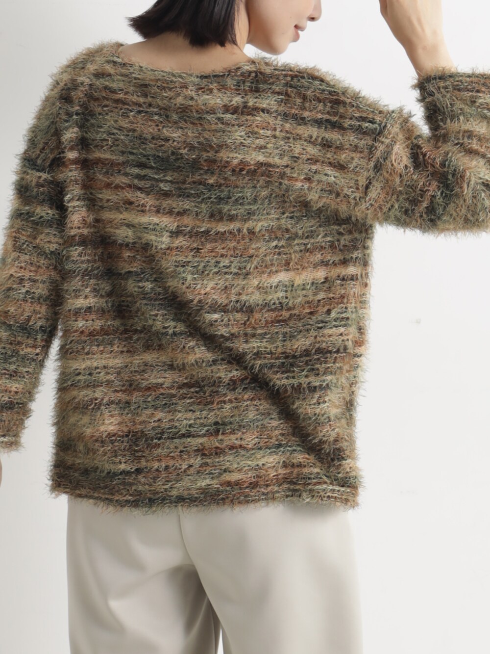 ブラック系のショルダーバッグ、ベージュ系のその他パンツ、グリーン系のその他トップスを着用したレディースの冬コーディネートの3枚目の写真