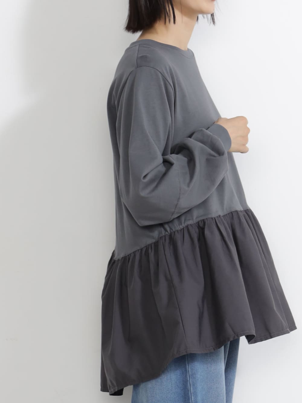 ブルー系のデニムパンツ、グレー系のTシャツ/カットソーを着用したレディースの秋コーディネートの3枚目の写真