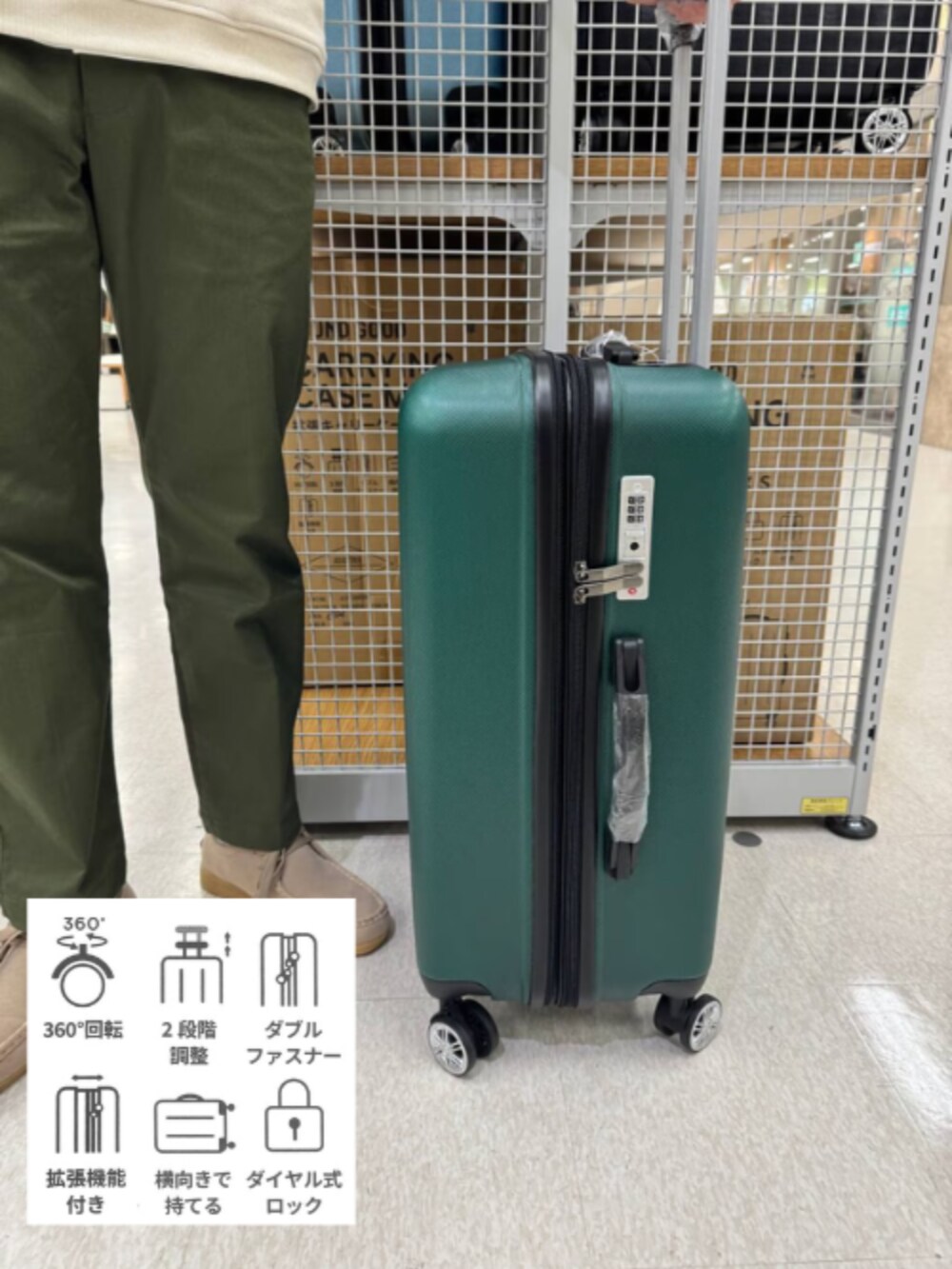 グリーン系のスーツケース/キャリーバッグ、グリーン系のスーツケース/キャリーバッグを着用したメンズの秋コーディネートの2枚目の写真