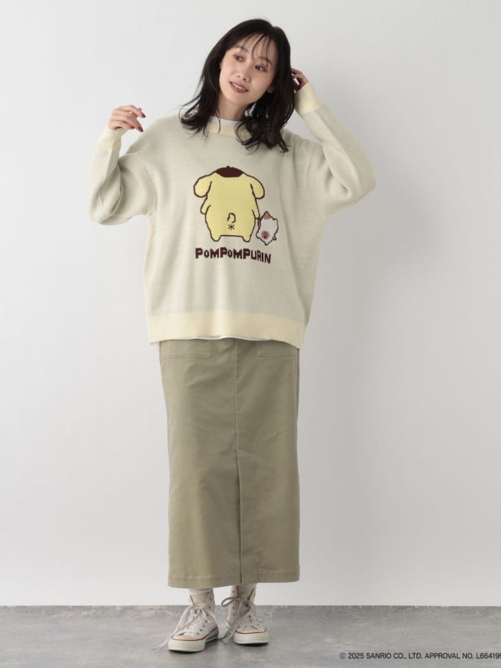 ベージュ系のニット/セーターを着用したレディースの冬コーディネートの2枚目の写真