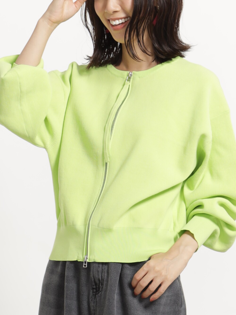 グレー系のデニムパンツ、グリーン系のブルゾンを着用したレディースの秋コーディネートの3枚目の写真