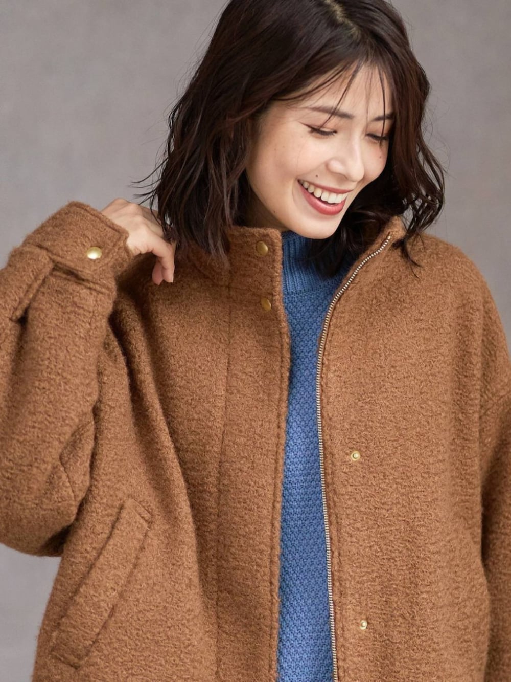 ブラウン系のブルゾンを着用したレディースの秋コーディネートの2枚目の写真