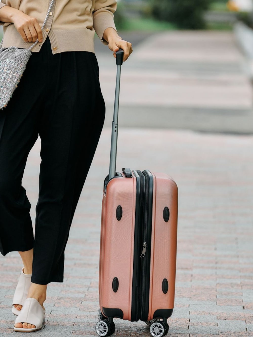 ブラック系のスーツケース/キャリーバッグを着用したレディースの秋コーディネートの2枚目の写真