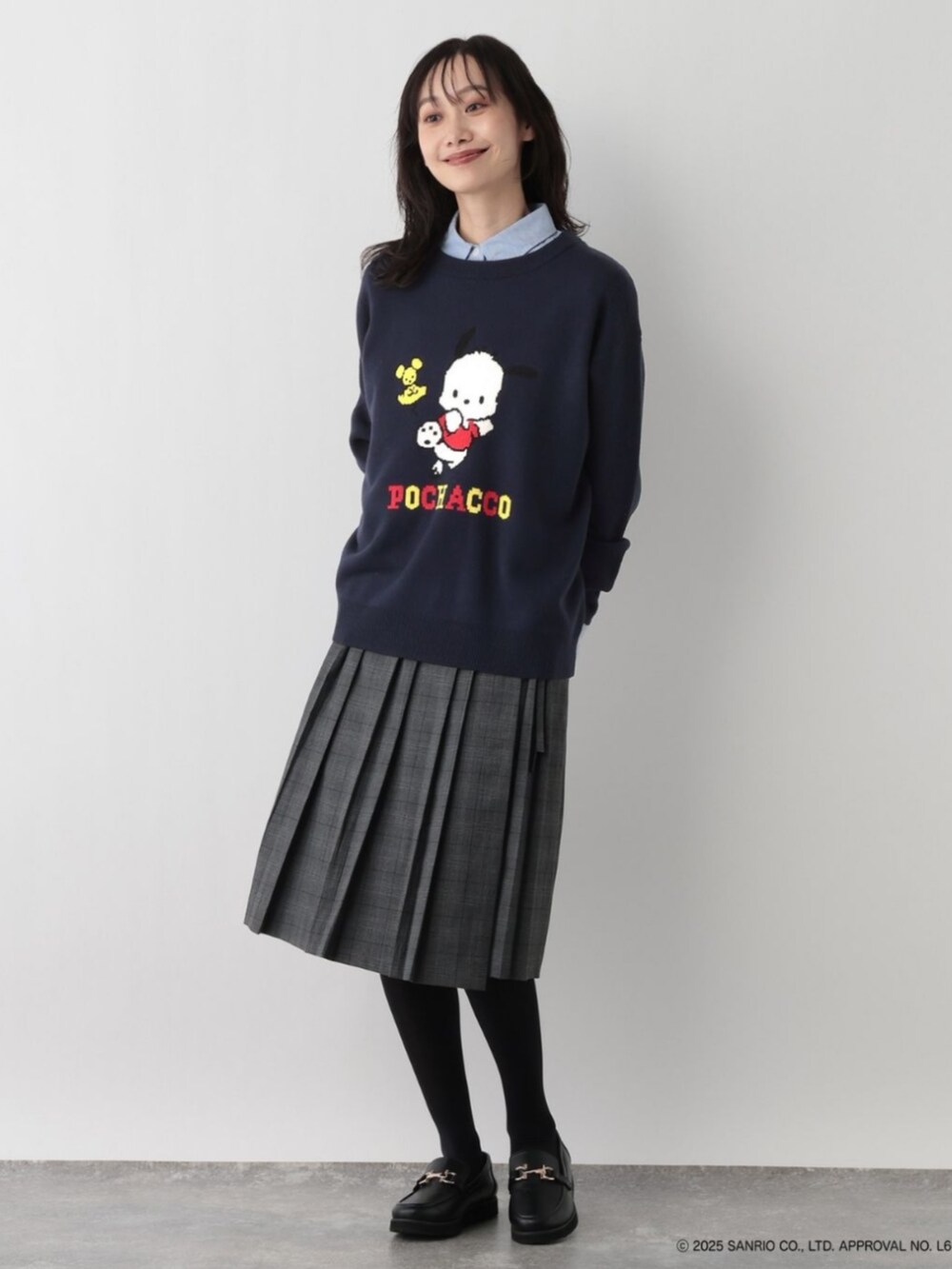 ブルー系のニット/セーターを着用したレディースの冬コーディネートの3枚目の写真