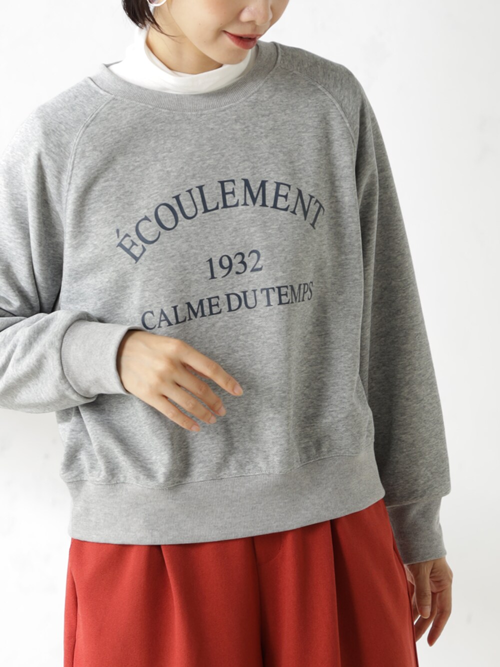 ブラック系のパンプス、ホワイト系のTシャツ/カットソー、オレンジ系のその他パンツを着用したレディースの冬コーディネートの2枚目の写真