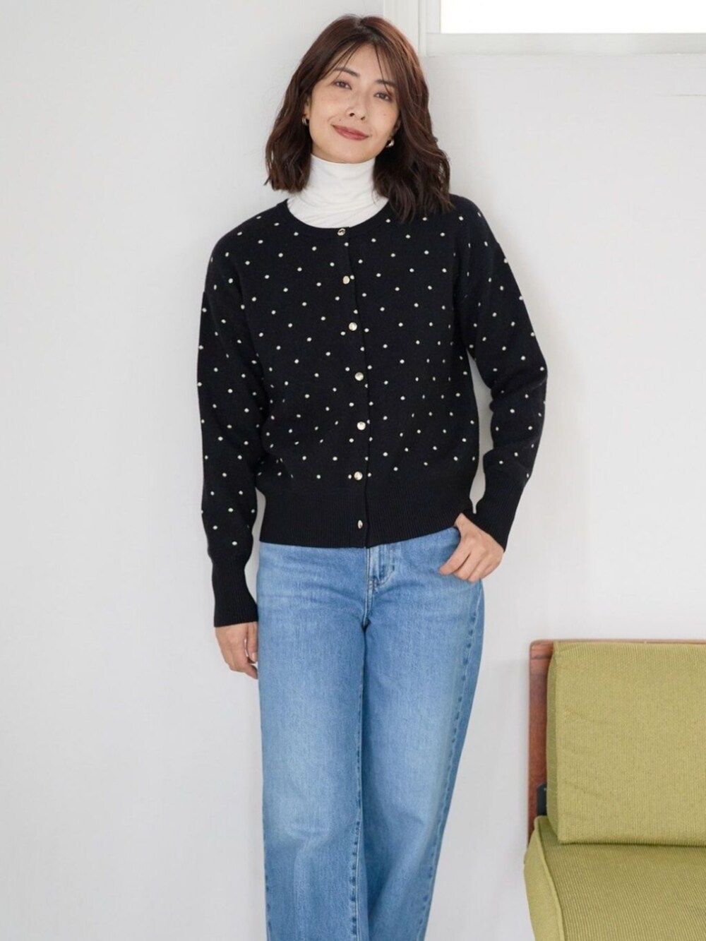 ブラック系のカーディガン/ボレロを着用したレディースの冬コーディネートの2枚目の写真