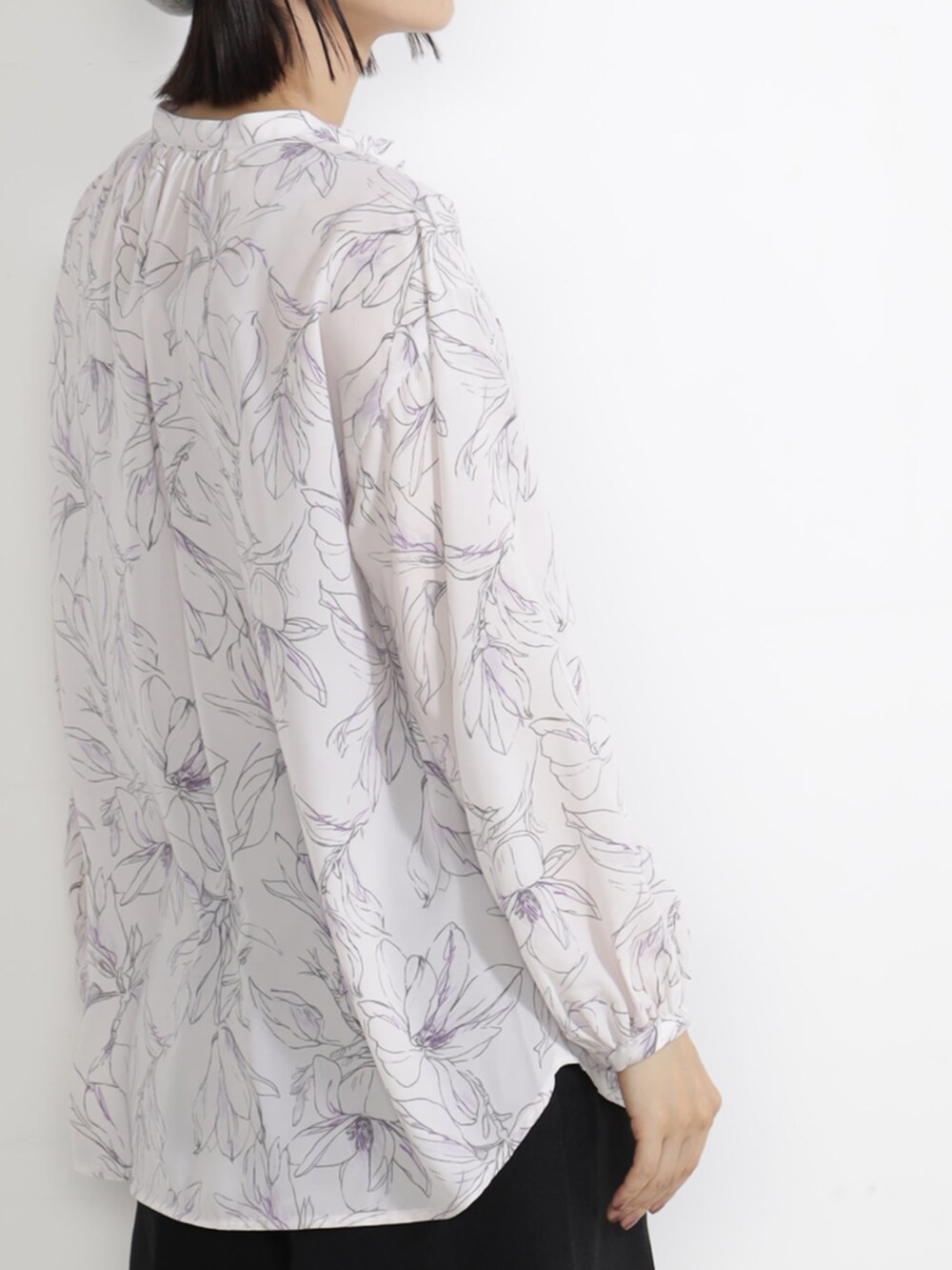 ホワイト系のシャツ/ブラウス、グレー系のハンチング/ベレー帽を着用したレディースの秋コーディネートの3枚目の写真