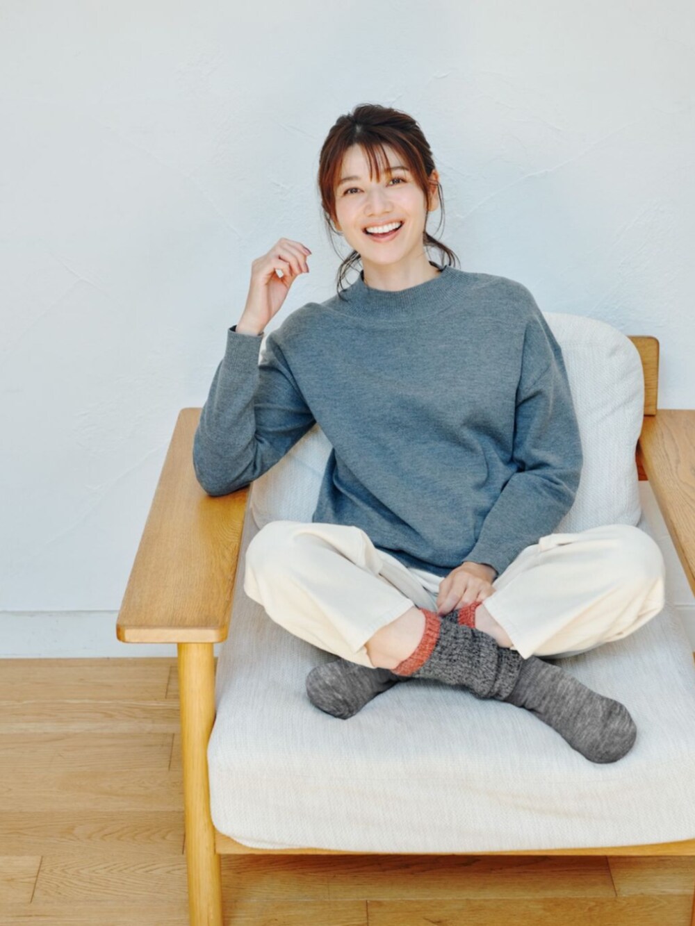 グレー系のニット/セーターを着用したレディースの秋コーディネートの2枚目の写真