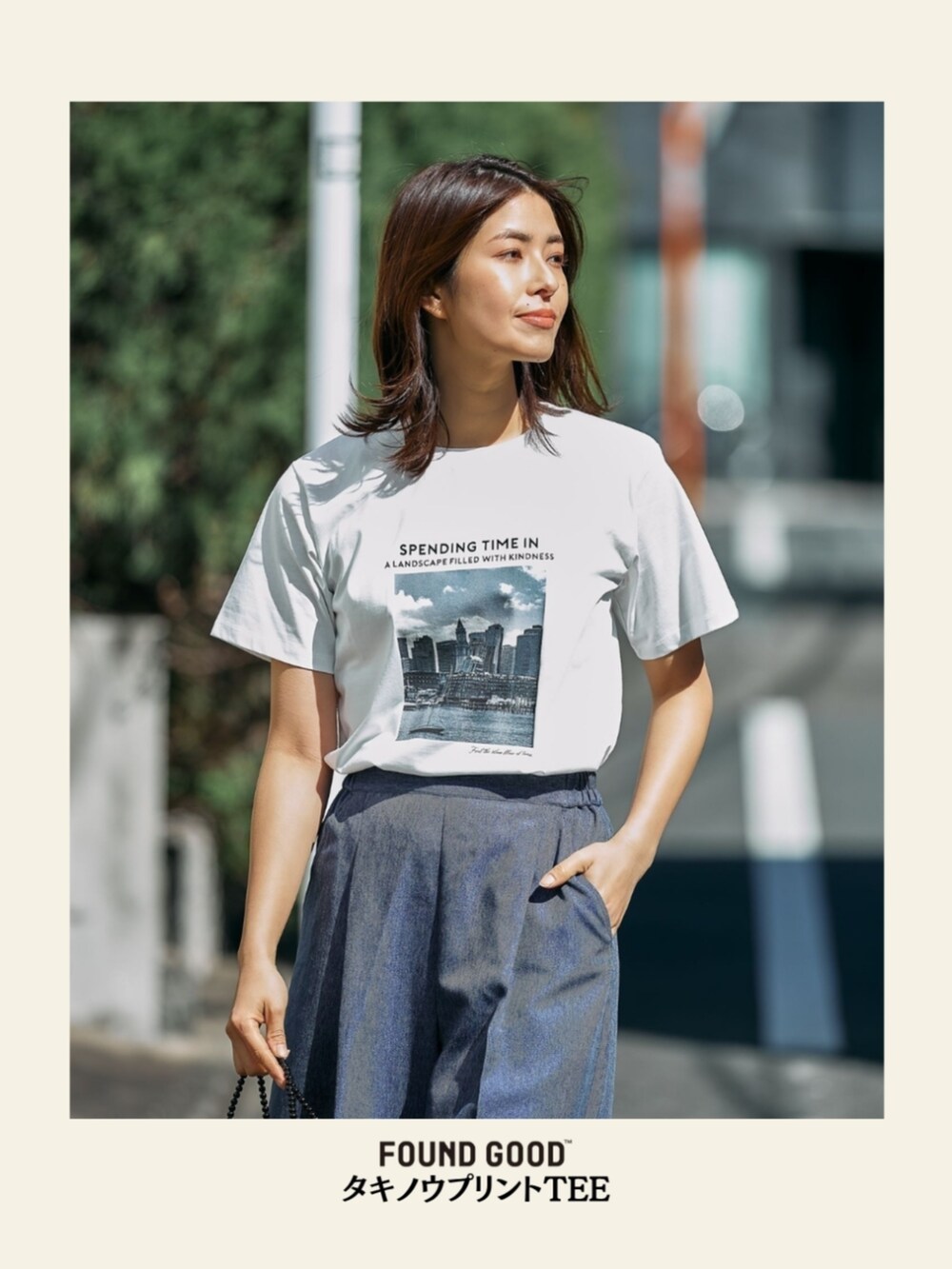 ブルー系のその他パンツを着用したレディースの夏コーディネートの2枚目の写真