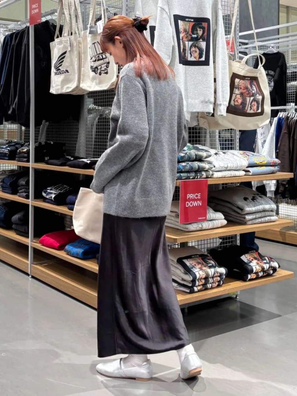 グレー系のトップスを着用したレディースの春コーディネートの2枚目の写真