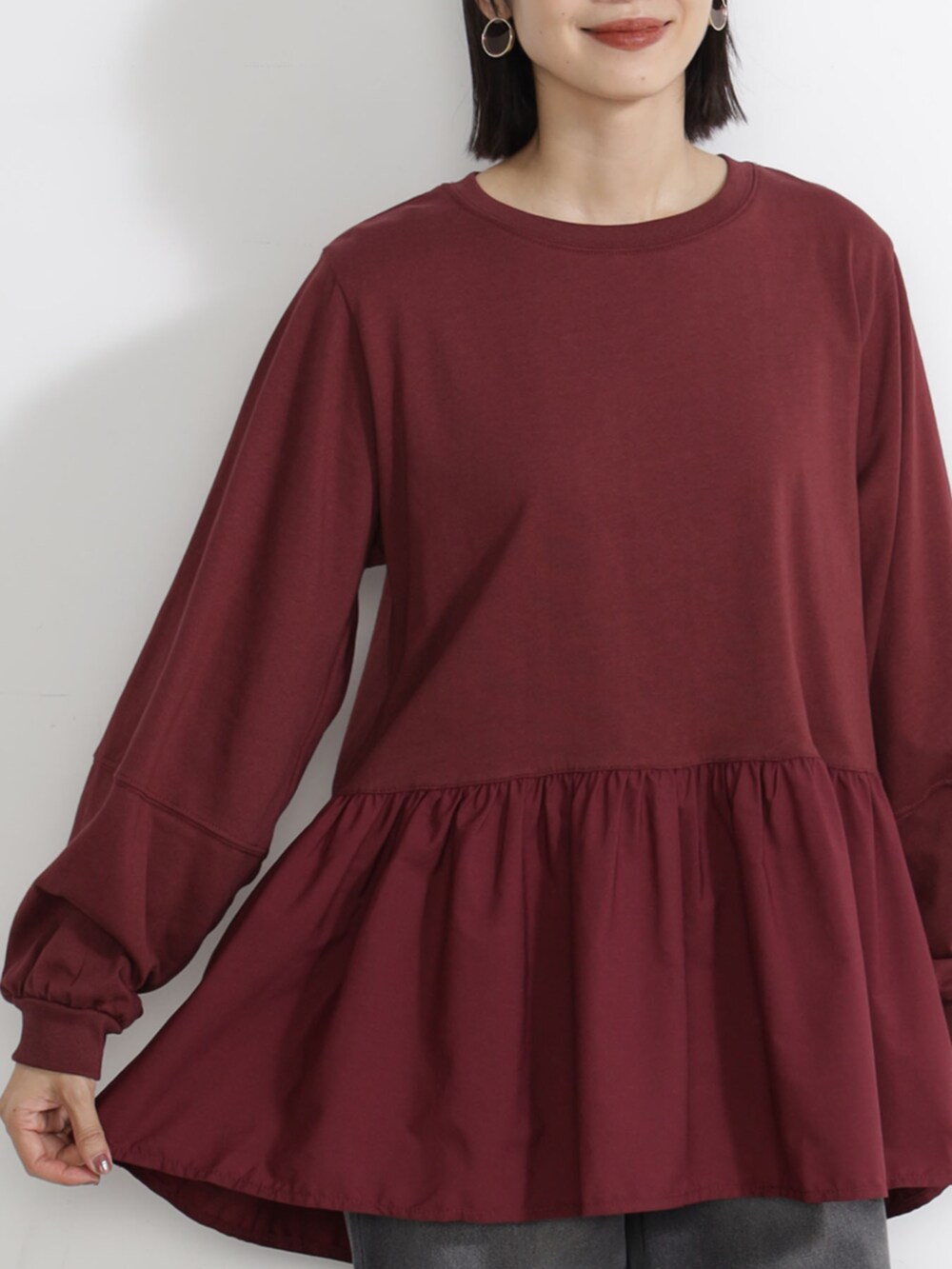 グレー系のデニムパンツ、レッド系のTシャツ/カットソーを着用したレディースの秋コーディネートの2枚目の写真