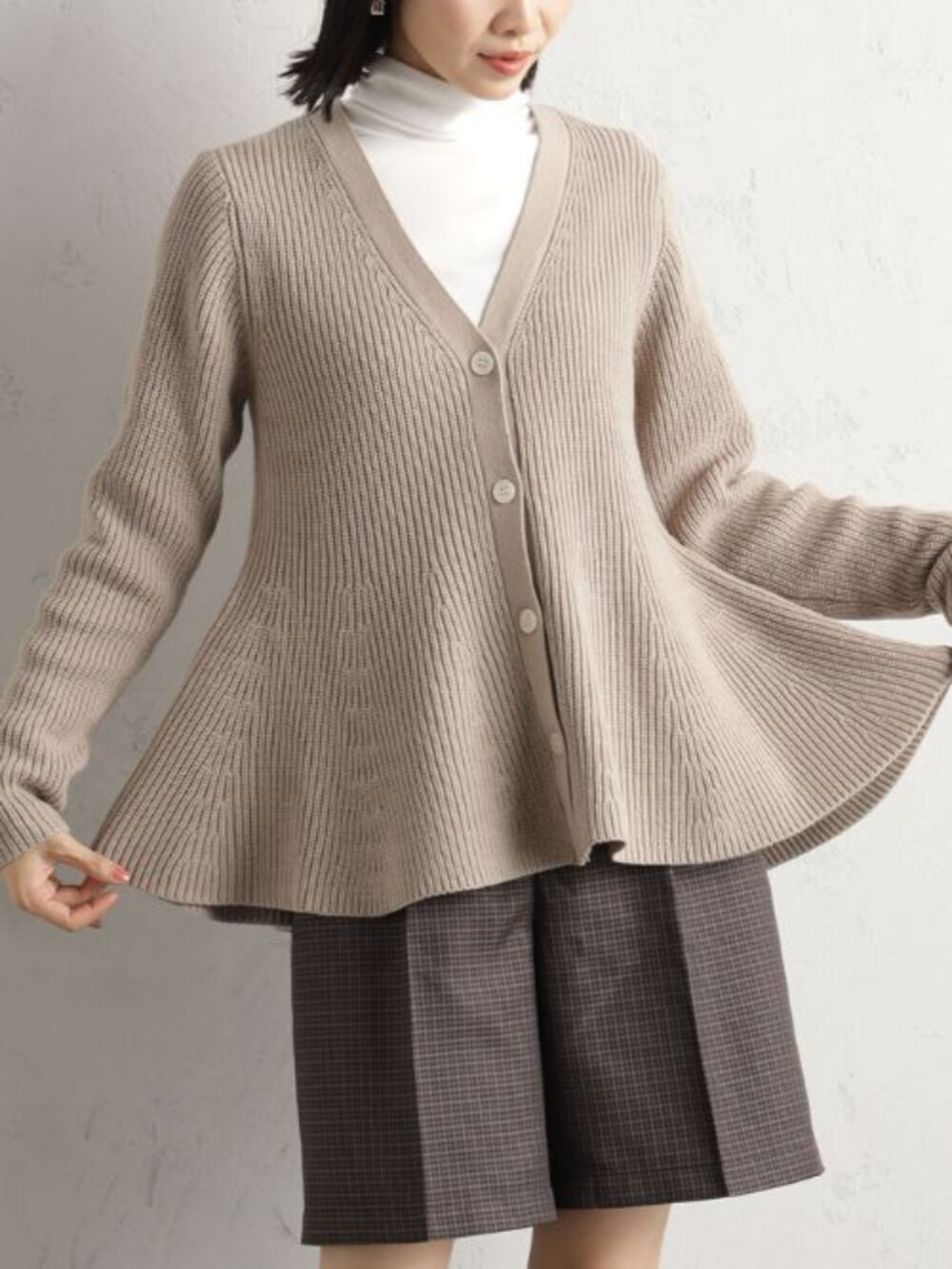 ブラウン系のその他パンツ、ピンク系のショルダーバッグ、ベージュ系のカーディガン/ボレロを着用したレディースの冬コーディネートの2枚目の写真