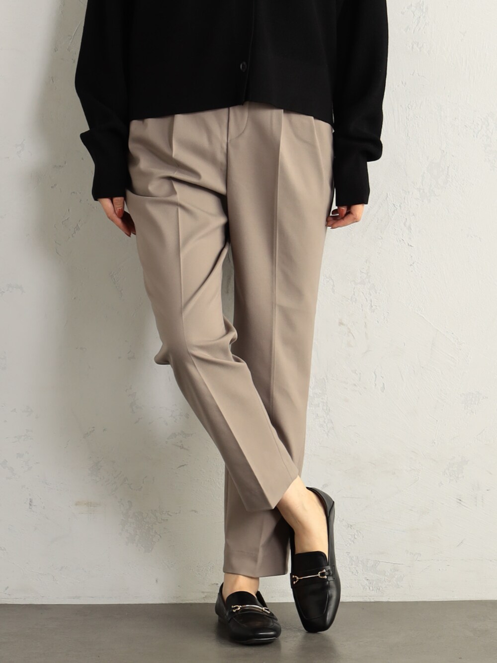 ブラウン系のその他パンツを着用したレディースの冬コーディネートの2枚目の写真