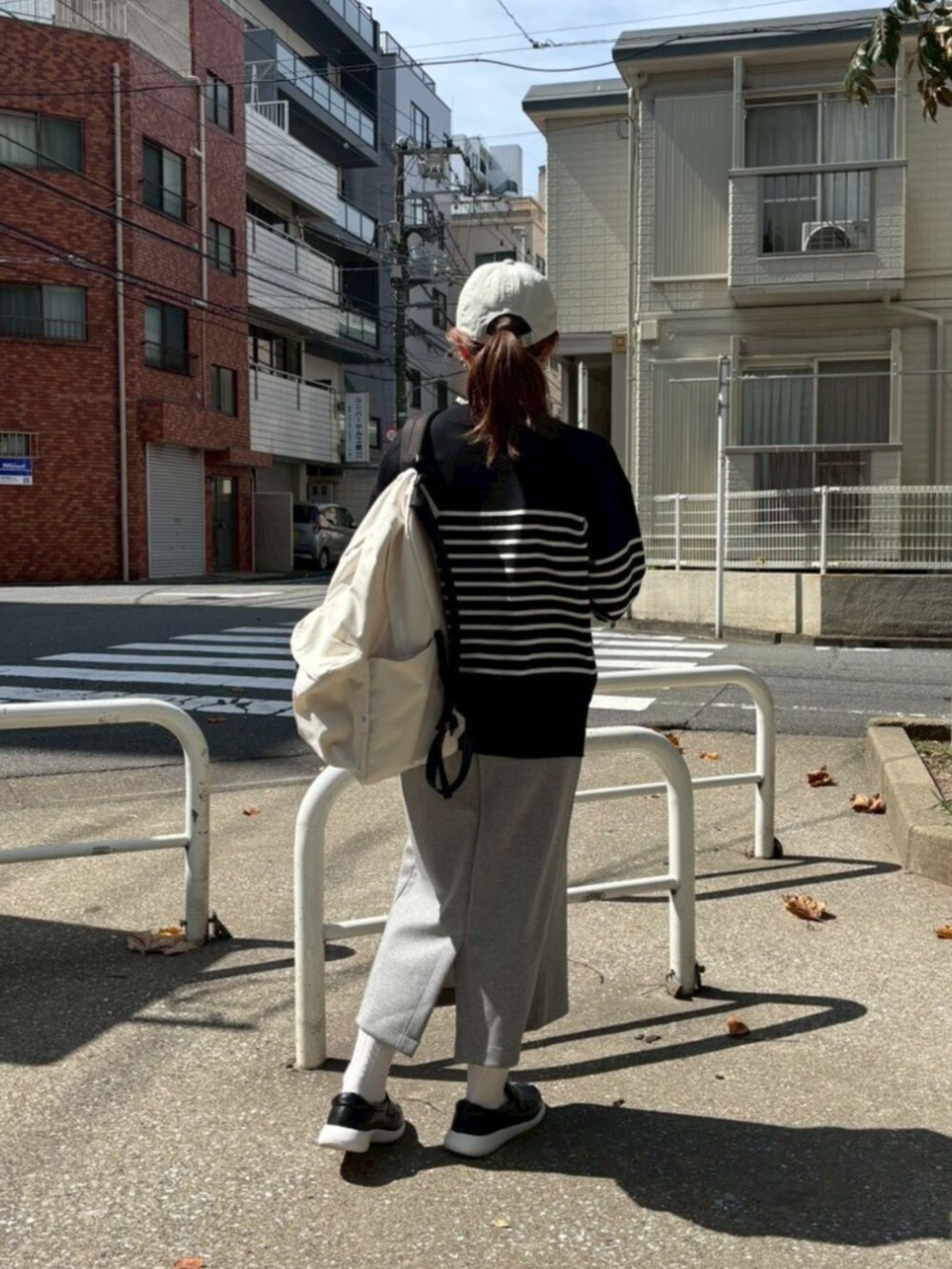 グレー系のニット/セーターを着用したレディースの秋コーディネートの3枚目の写真