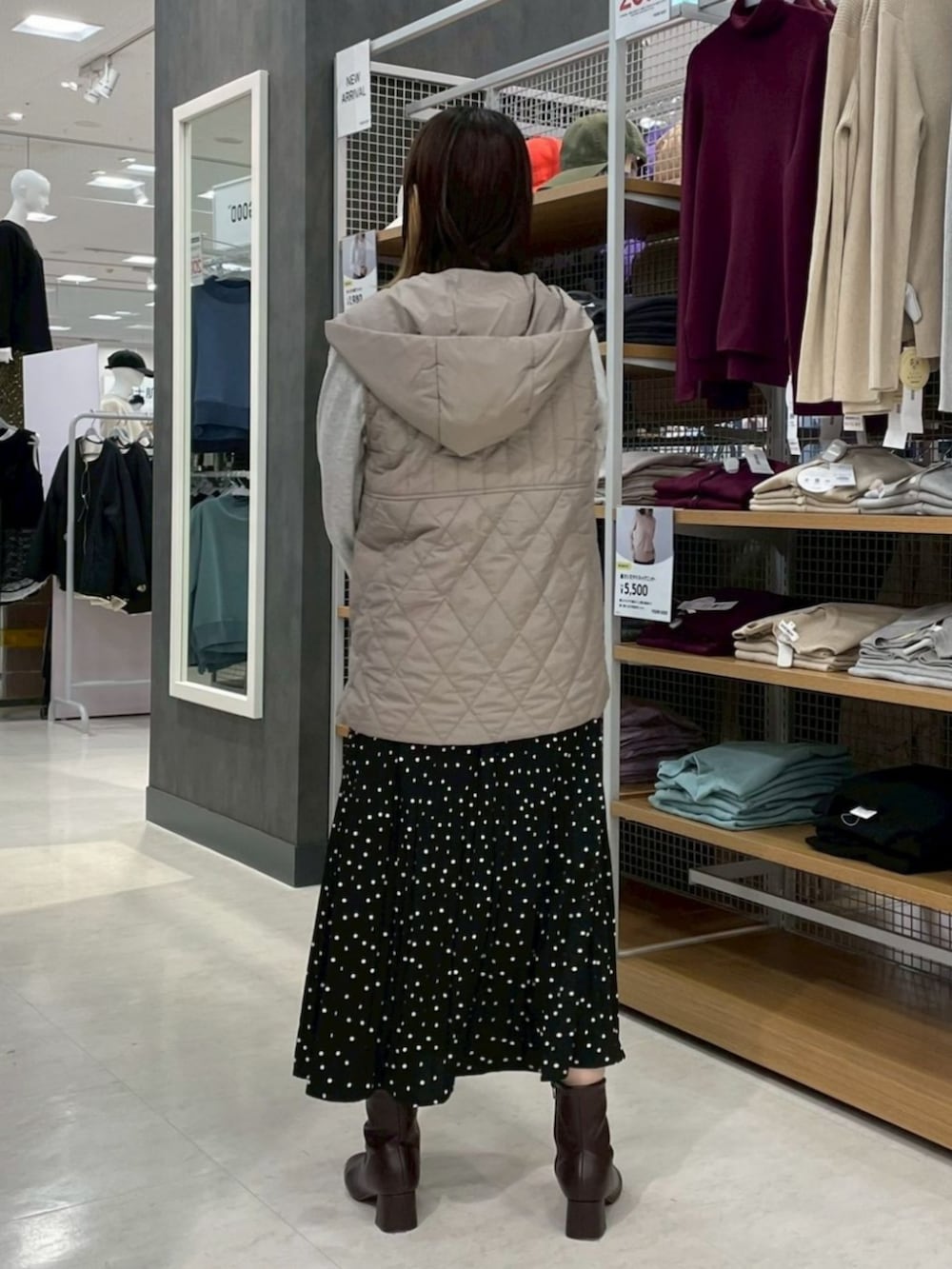 ブラウン系のエコバッグ/サブバッグ、ブラウン系のベスト、グレー系のスカートを着用したレディースの冬コーディネートの3枚目の写真