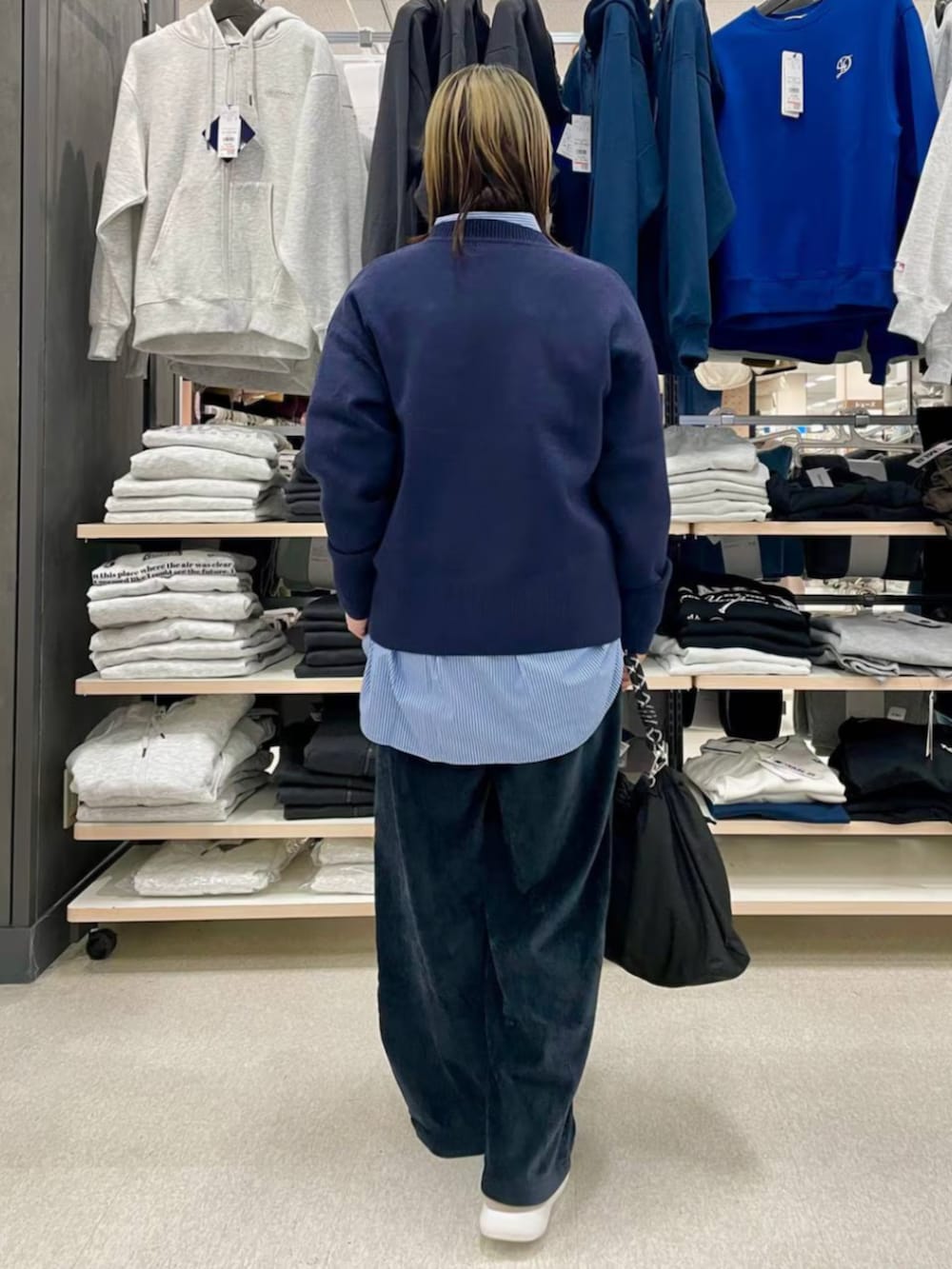 ブラック系のショルダーバッグ、ブルー系のニット/セーター、ブルー系のその他パンツを着用したレディースの冬コーディネートの3枚目の写真