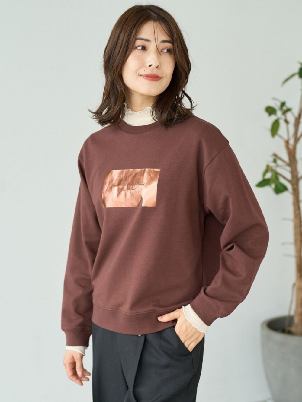 ブラウン系のその他トップスを着用したレディースの春コーディネートの2枚目の写真