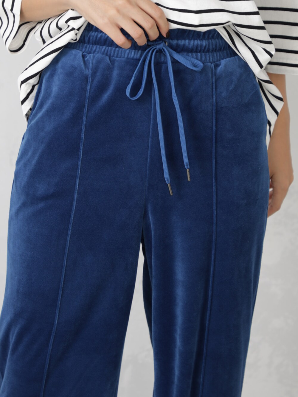 ブルー系のその他パンツを着用したレディースの秋コーディネートの3枚目の写真