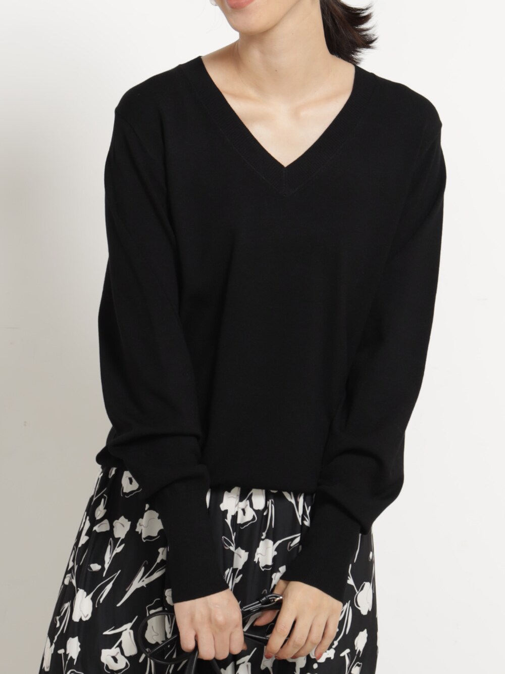 ブラック系のニット/セーター、ブラック系のショルダーバッグを着用したレディースの秋コーディネートの3枚目の写真