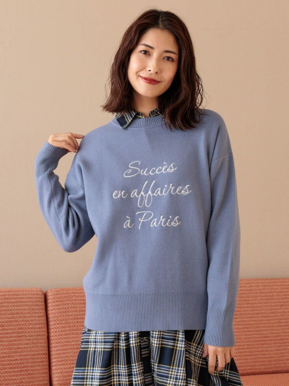 ブルー系のニット/セーターを着用したレディースの冬コーディネートの2枚目の写真