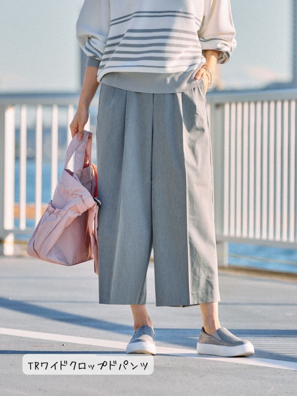 グレー系のその他パンツを着用したレディースの春コーディネートの2枚目の写真