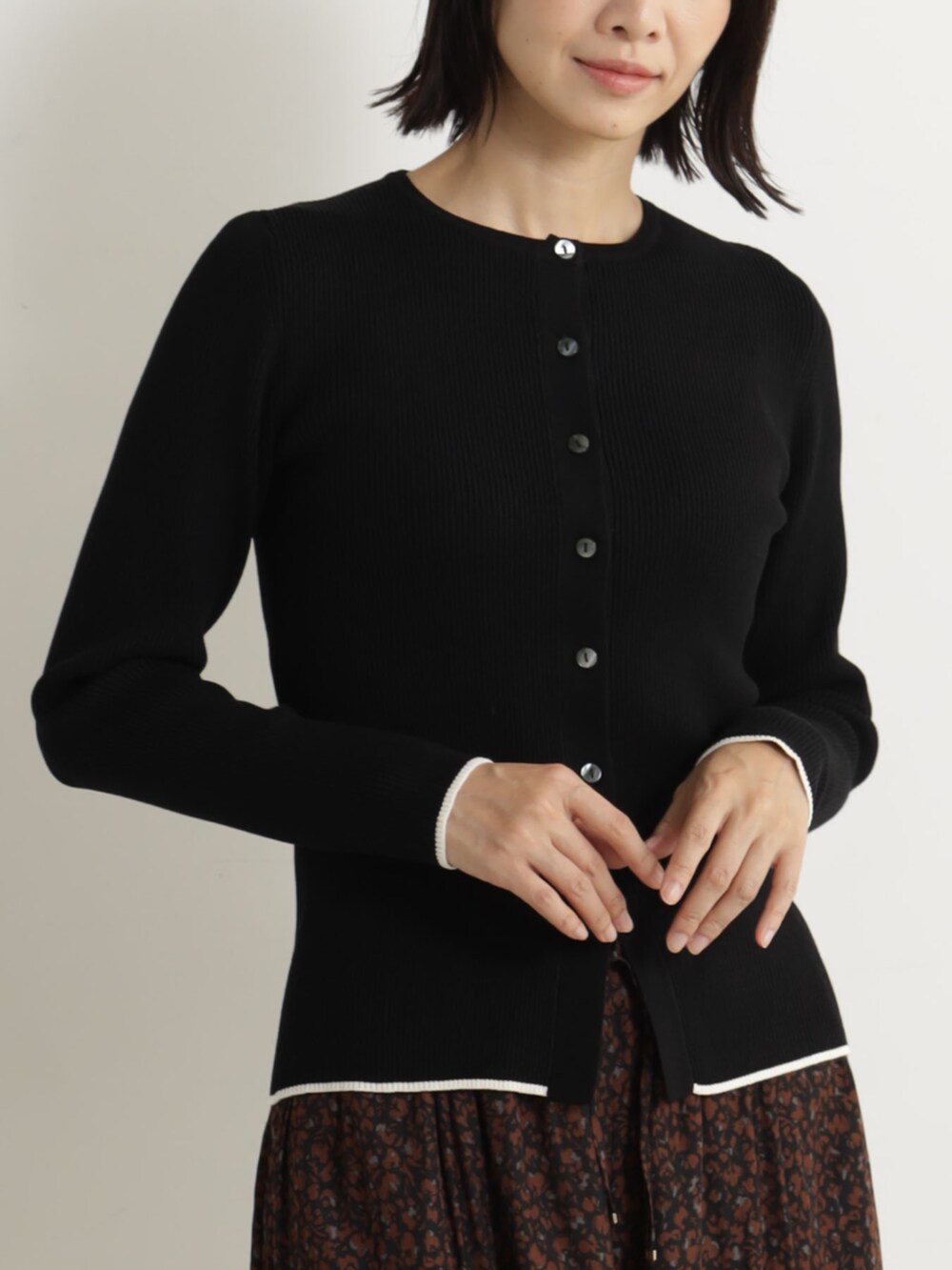 ブラウン系のその他パンツ、ブラック系のカーディガン/ボレロを着用したレディースの冬コーディネートの2枚目の写真