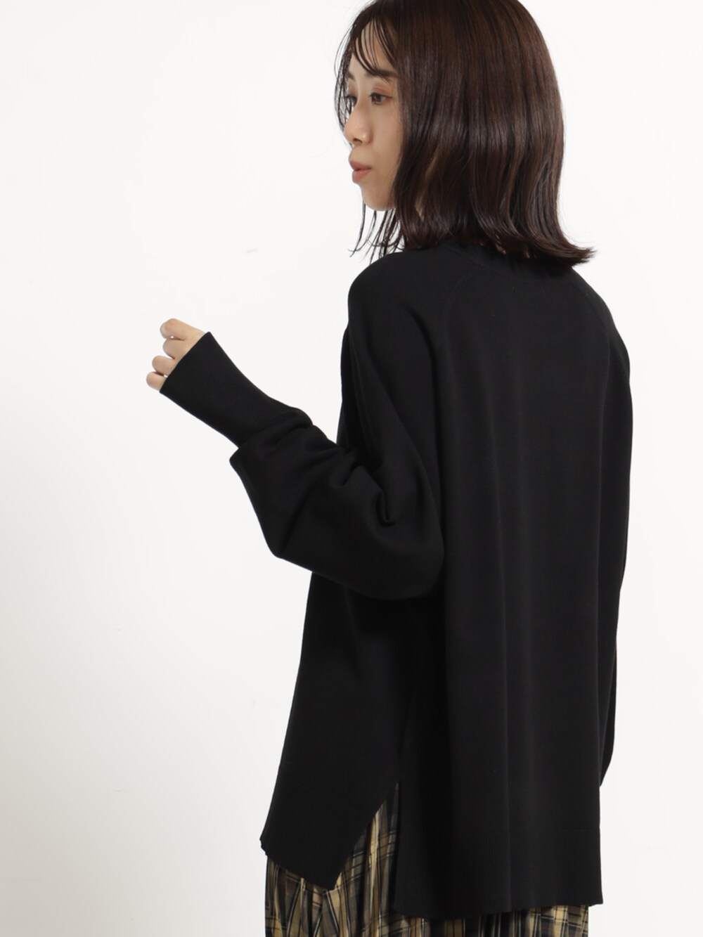 ブラウン系のスカート、ブラック系のニット/セーターを着用したレディースの秋コーディネートの3枚目の写真