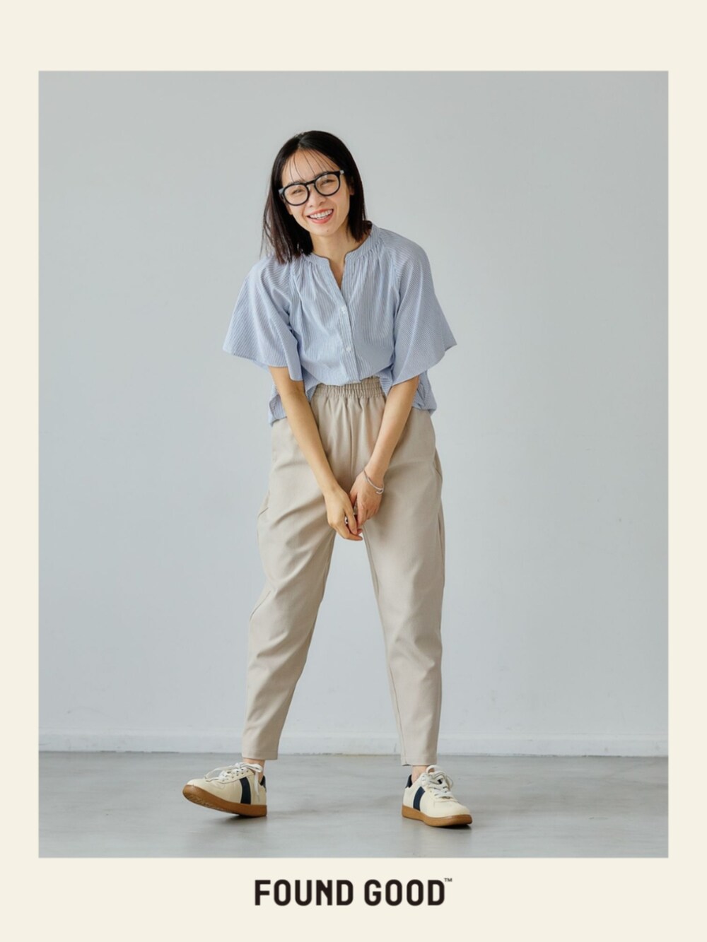 ブルー系のシャツ/ブラウスを着用したレディースの夏コーディネートの2枚目の写真