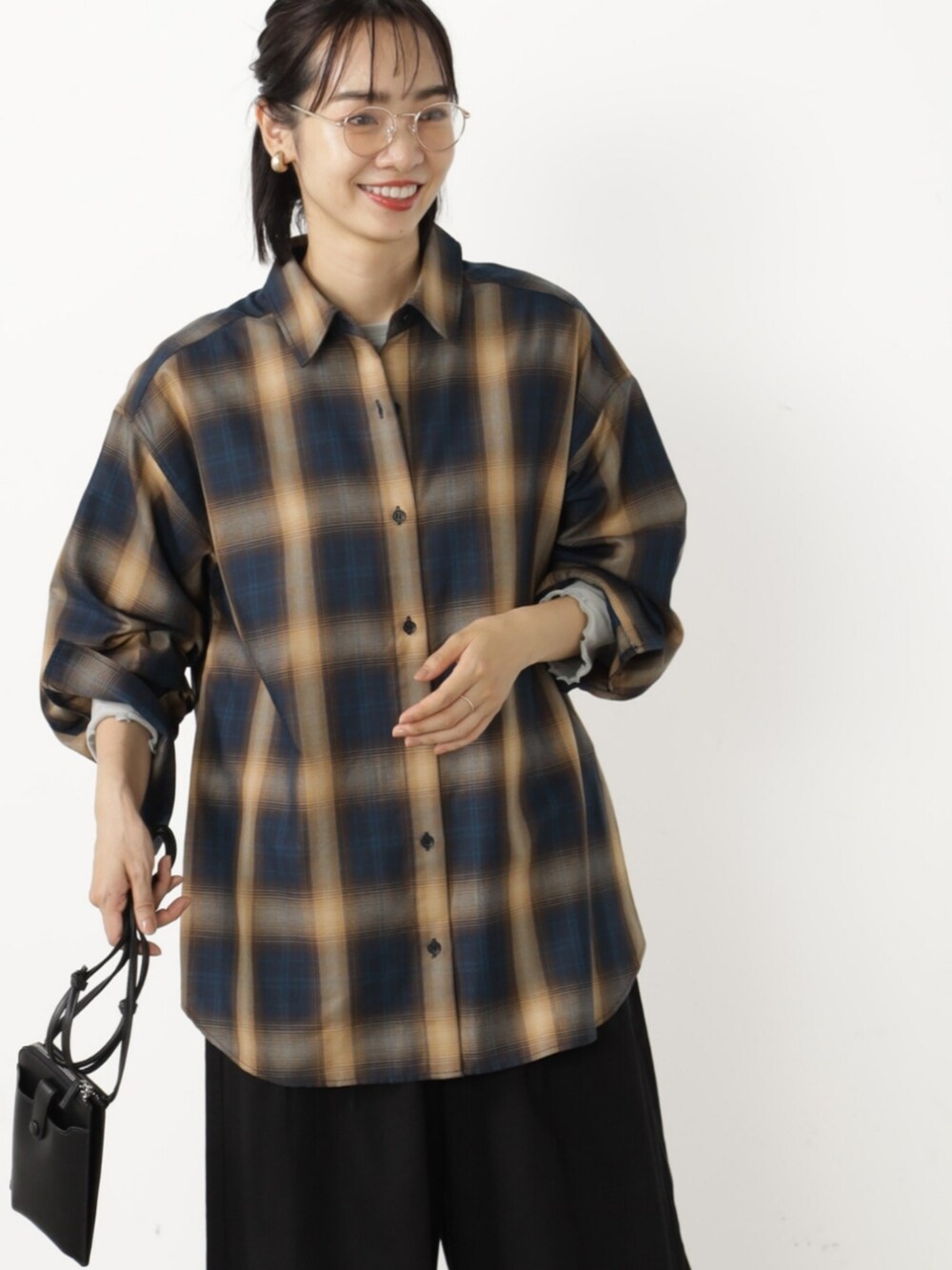 ブラウン系のシャツ/ブラウスを着用したレディースの秋コーディネートの2枚目の写真