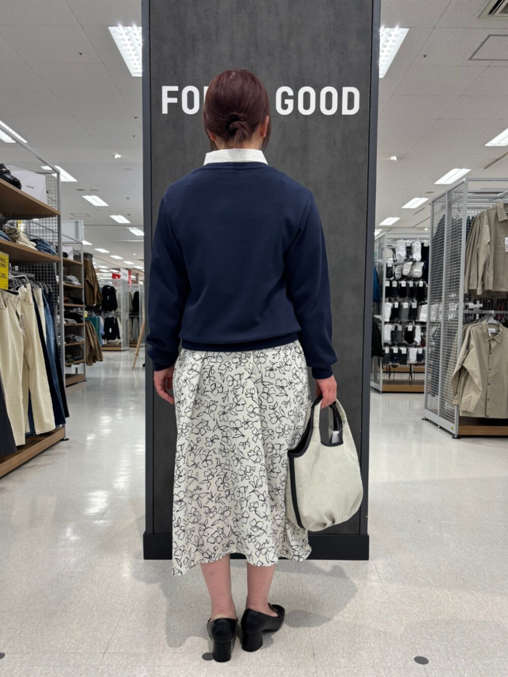 ブルー系のその他トップス、ベージュ系のスカートを着用したレディースの春コーディネートの2枚目の写真