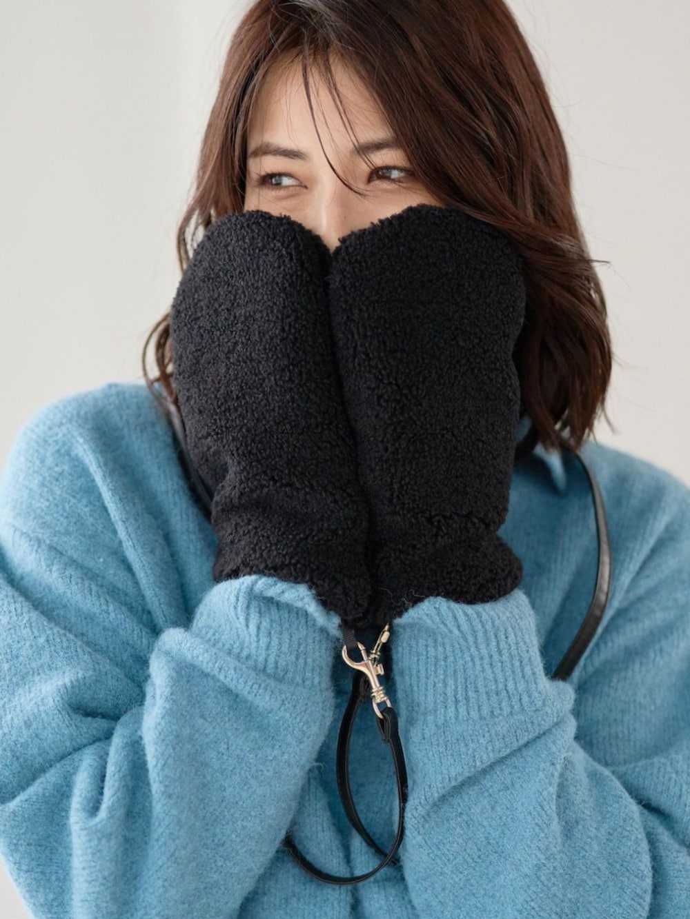 ブラック系の手袋を着用したレディースの冬コーディネートの2枚目の写真