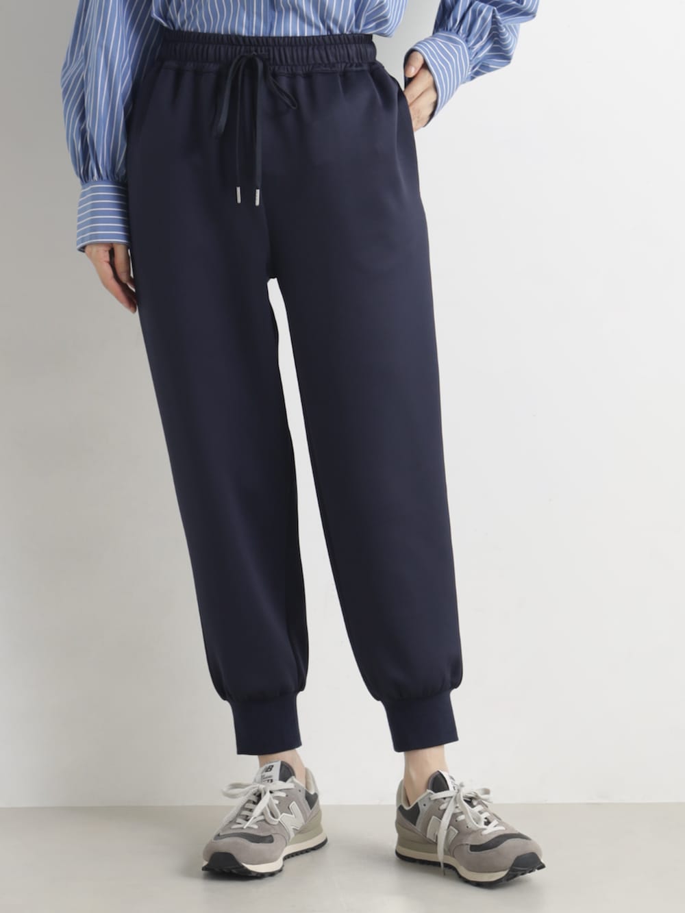 ホワイト系のカーディガン/ボレロ、ブルー系のその他パンツを着用したレディースの冬コーディネートの2枚目の写真